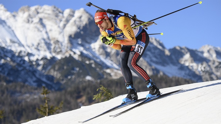 Биатлонист спускаеться с горы