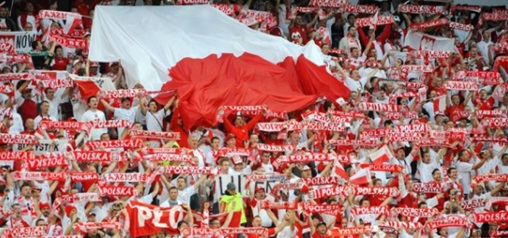 Фанаты развернули флаг Польщи 