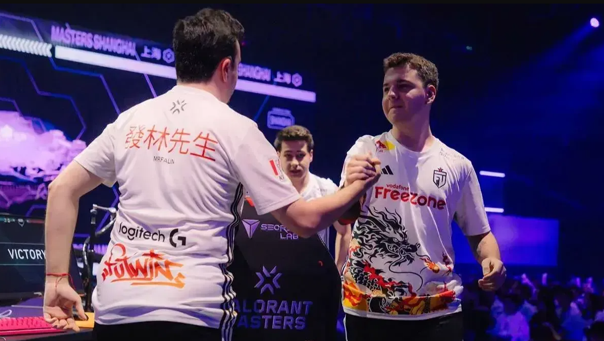 Генеральный директор Leviatan демонстрирует татуировку с картой игроков своей команды