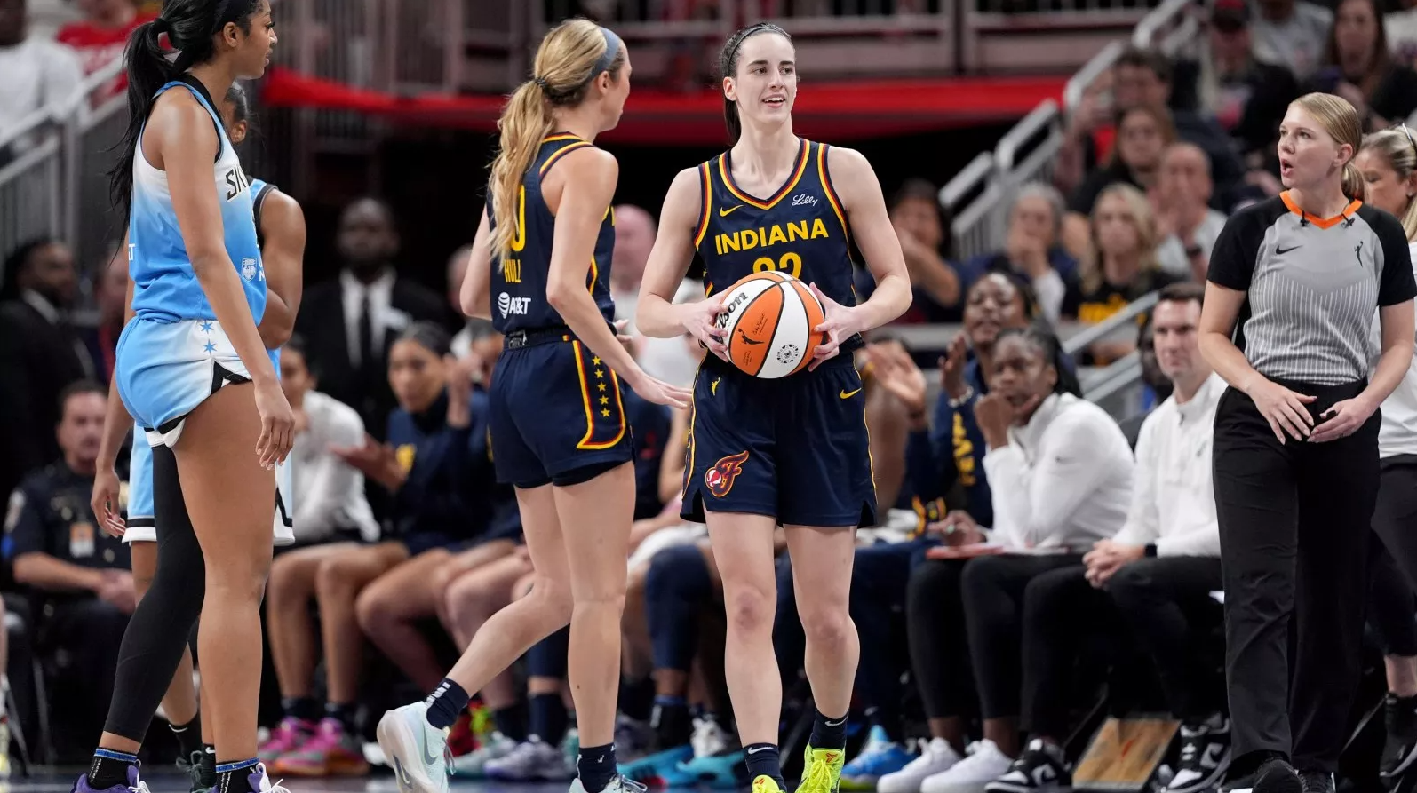 NBA 2K25 В центре внимания восходящие звезды Кейтлин Кларк и Энджел Риз на обложке